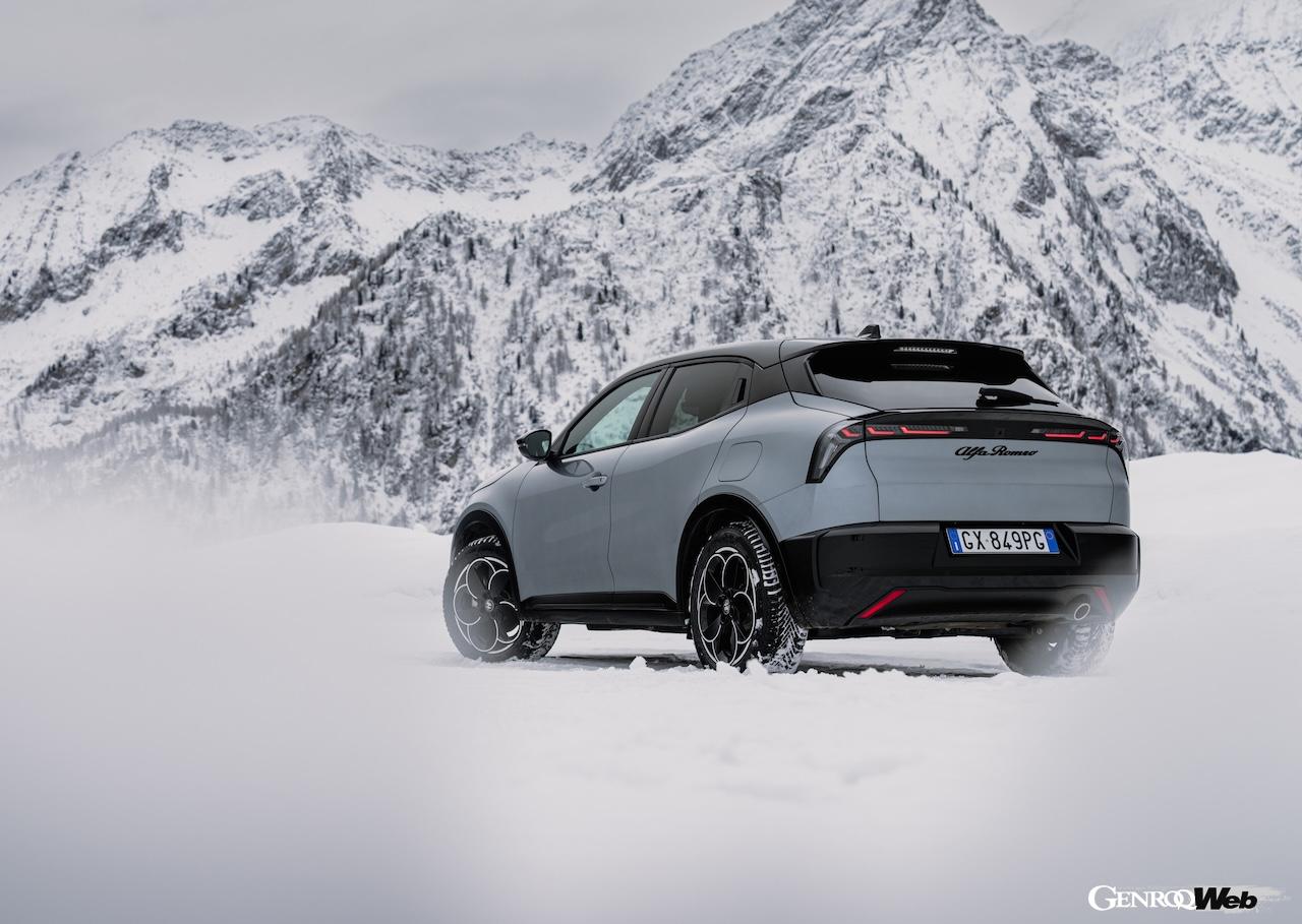 「アルファロメオ ジュニア イブリダ Q4」のエクステリア。