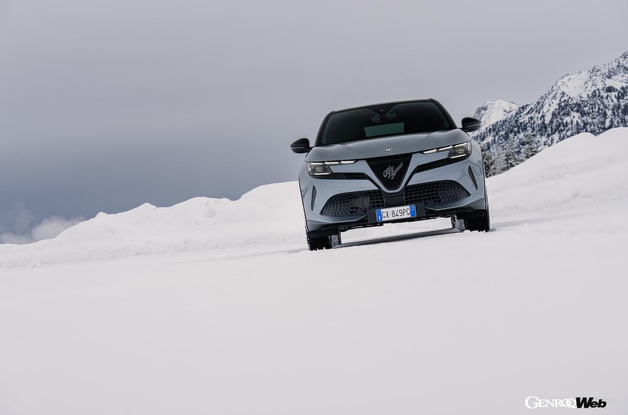 「アルファロメオ ジュニア イブリダ Q4」の雪上走行シーン。