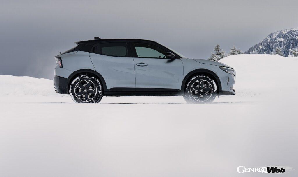 「アルファロメオ ジュニア イブリダ Q4」の雪上走行シーン。