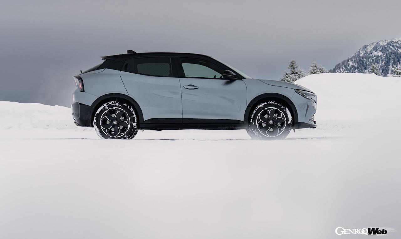 「アルファロメオ ジュニア イブリダ Q4」の雪上走行シーン。