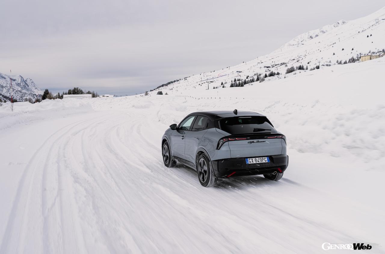 「アルファロメオ ジュニア イブリダ Q4」の雪上走行シーン。