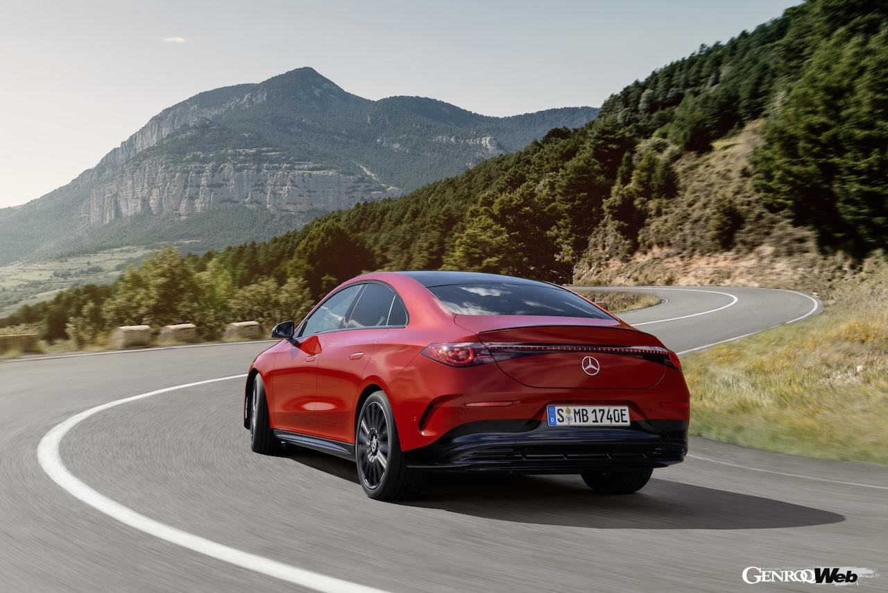 「メルセデス・ベンツ CLA with EQ テクノロジー」の走行シーン。