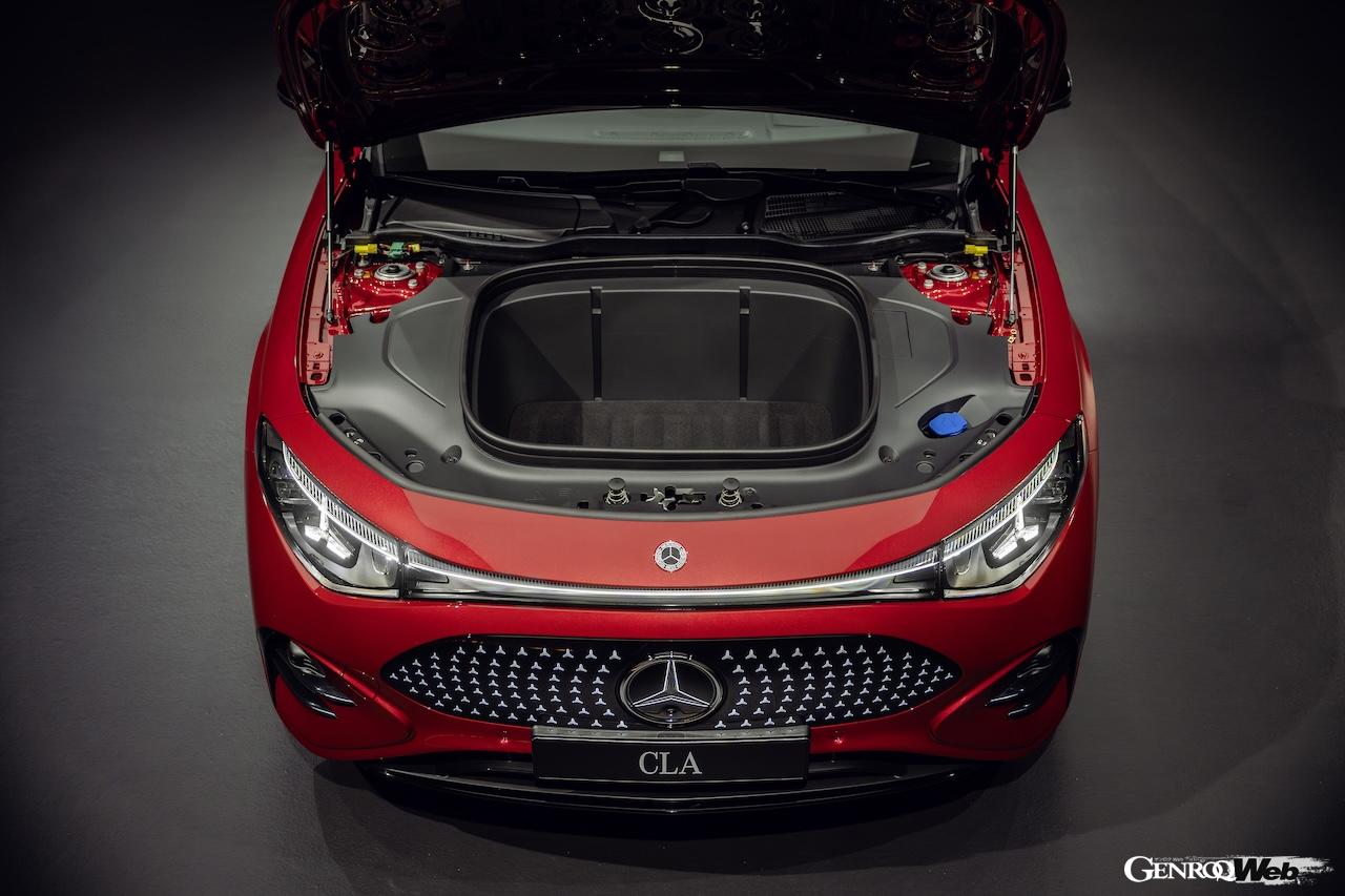「メルセデス・ベンツ CLA with EQ テクノロジー」のフロントラゲッジ。