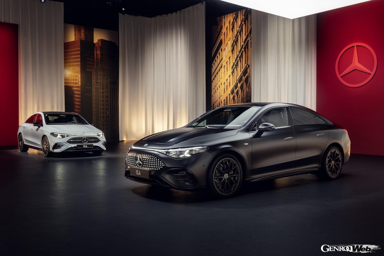 新型CLAは、最新フル電動パワートレインを搭載するBEV仕様（手前）が先行デビュー。カスタマーからの要望が多かったという48Vマイルドハイブリッド仕様（奥）は、年内に追加導入される予定だ。