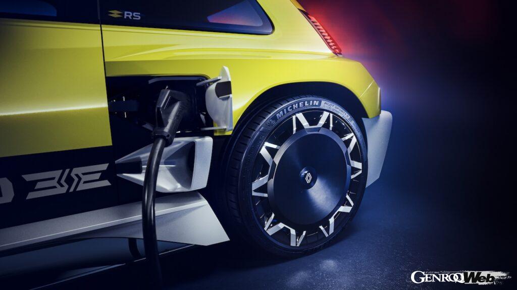 フル電動スポーツ「ルノー 5 ターボ 3E」の充電シーン。