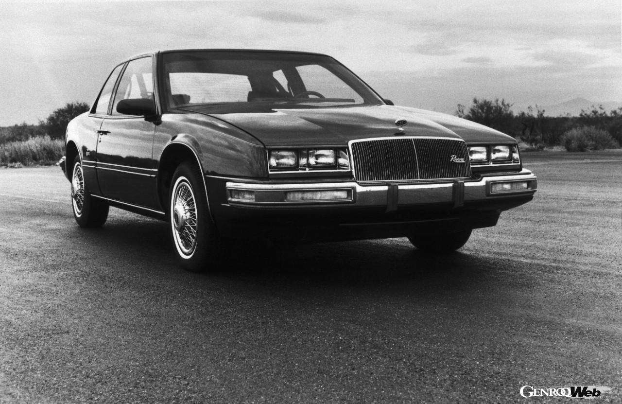 1986年にデビューしたパーソナルクーペ、7代目「ビュイック リヴィエラ」に搭載されたのが、当時としては非常に先進的な「グラフィックコントロールセンター」だった。