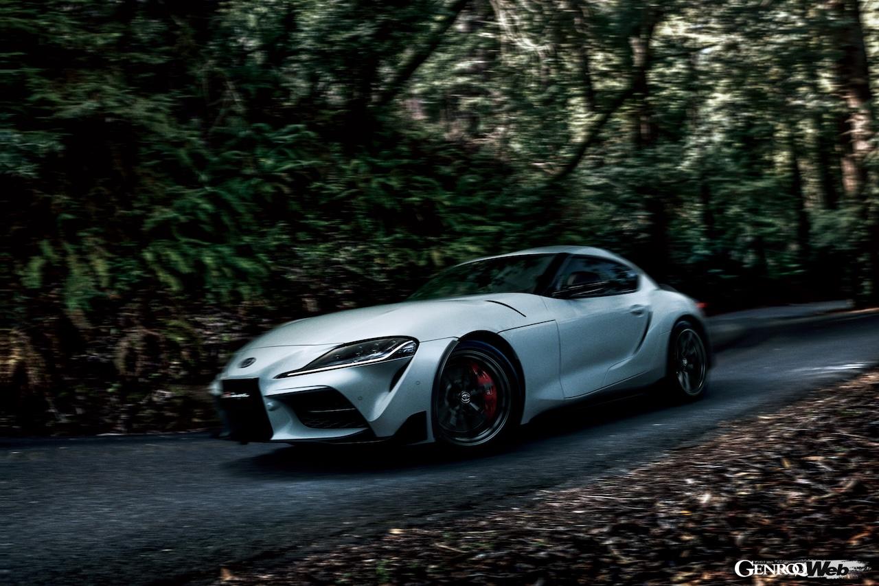 一部改良を実施した「トヨタ GR スープラ RZ」の走行シーン。