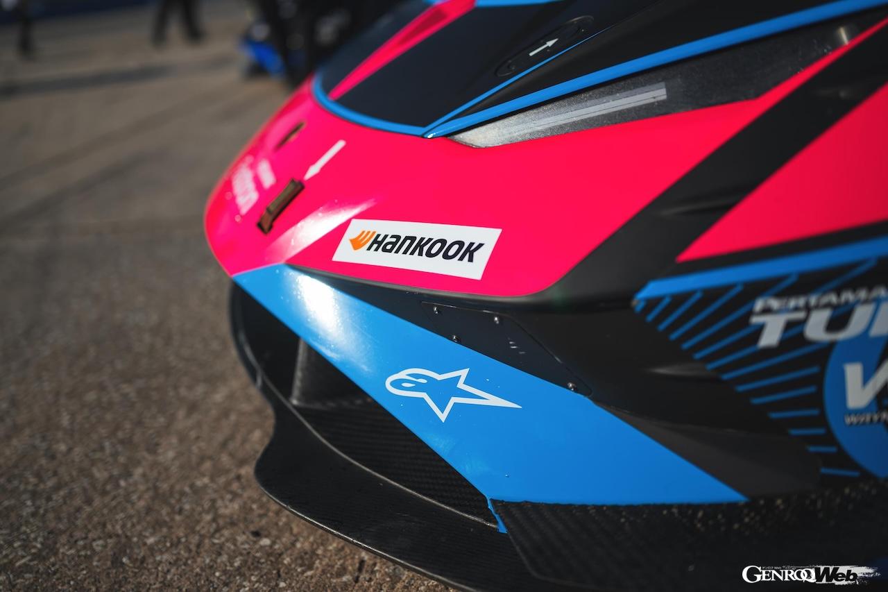 アルパインスターズは、IMSA・ウェザーテック・スポーツカー選手権をはじめ、ランボルギーニが参戦するモータースポーツ活動にウェア類全般を供給する。