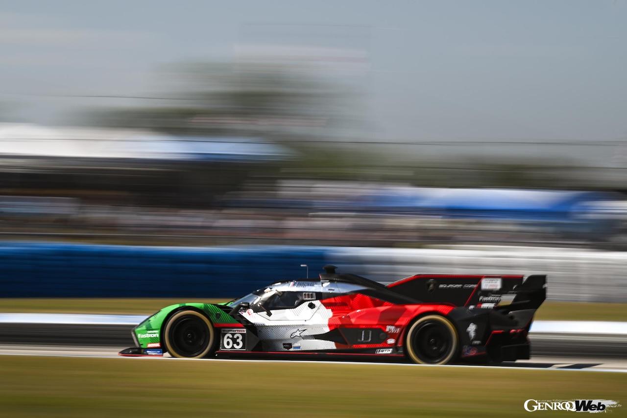 アルパインスターズは、IMSA・ウェザーテック・スポーツカー選手権をはじめ、ランボルギーニが参戦するモータースポーツ活動にウェア類全般を供給する。