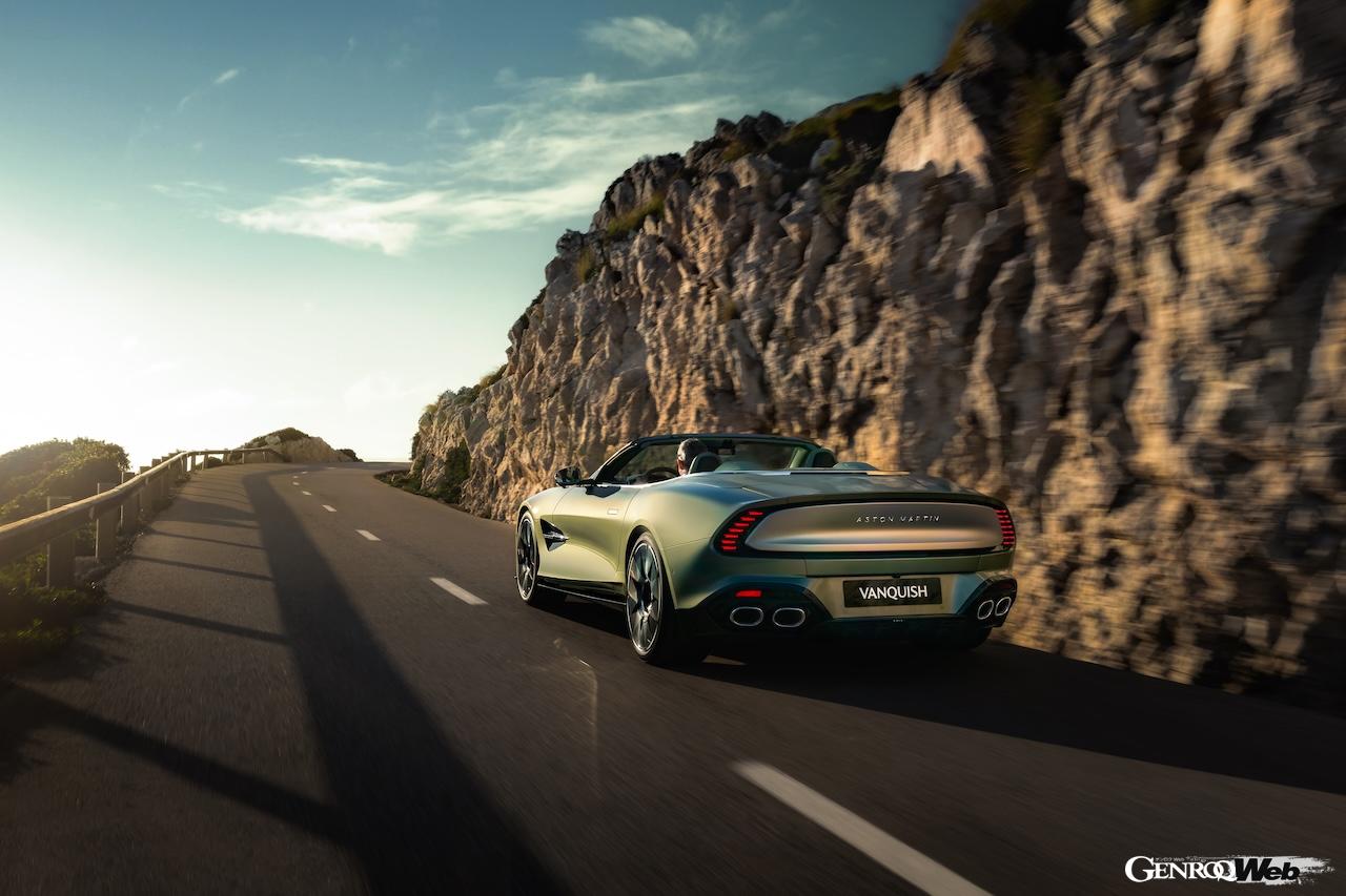 最強オープン「アストンマーティン ヴァンキッシュ ヴォランテ」の走行シーン。