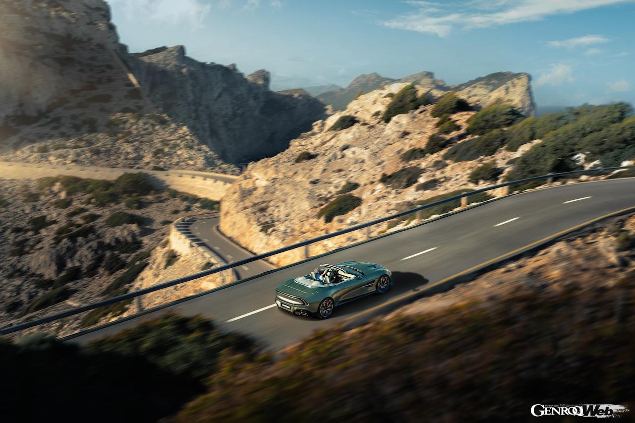 最強オープン「アストンマーティン ヴァンキッシュ ヴォランテ」の走行シーン。