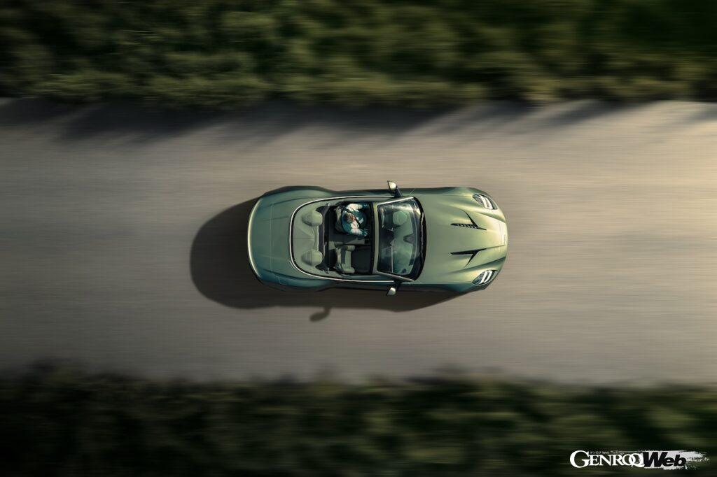 最強オープン「アストンマーティン ヴァンキッシュ ヴォランテ」の走行シーン。