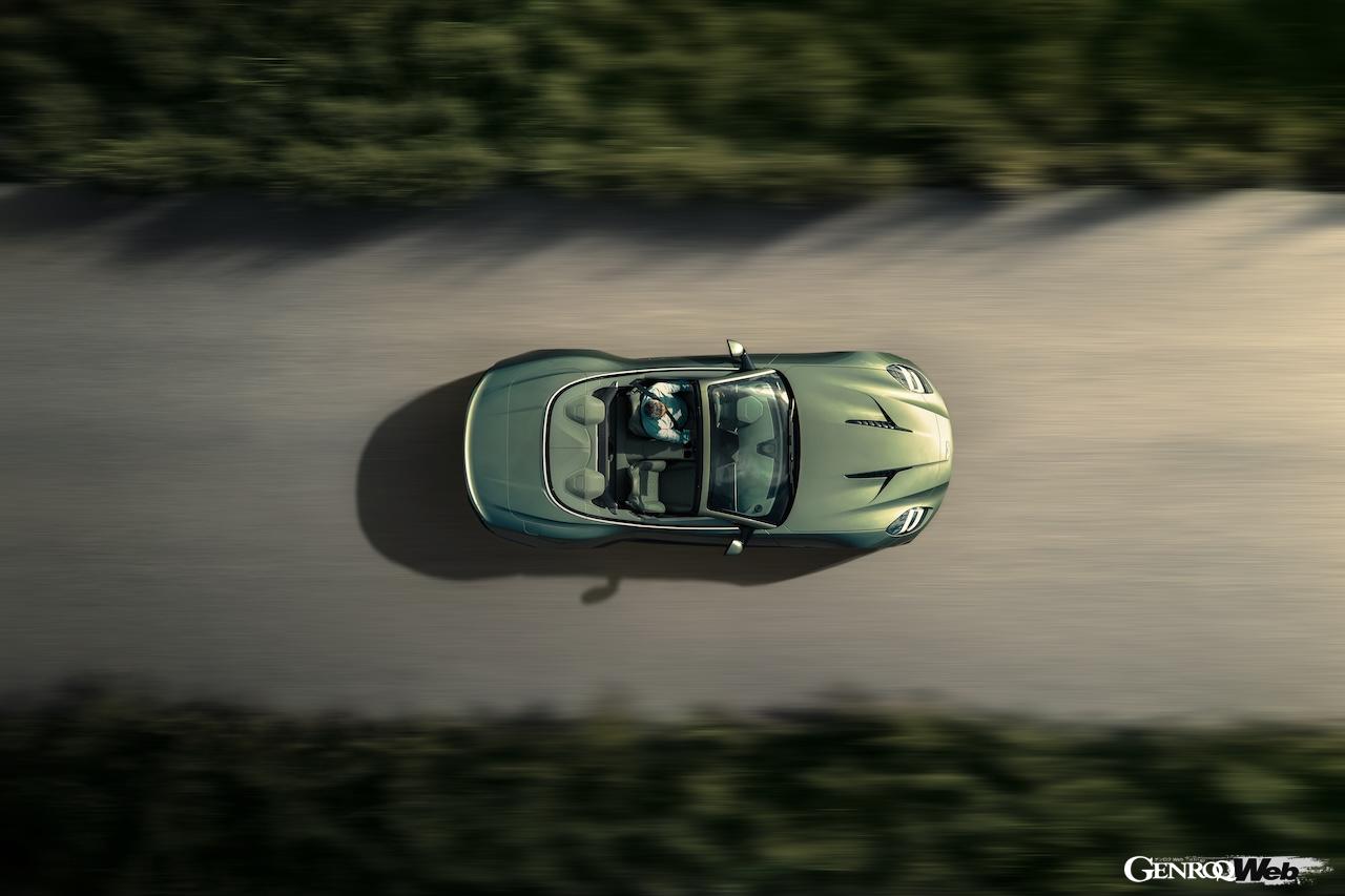 最強オープン「アストンマーティン ヴァンキッシュ ヴォランテ」の走行シーン。