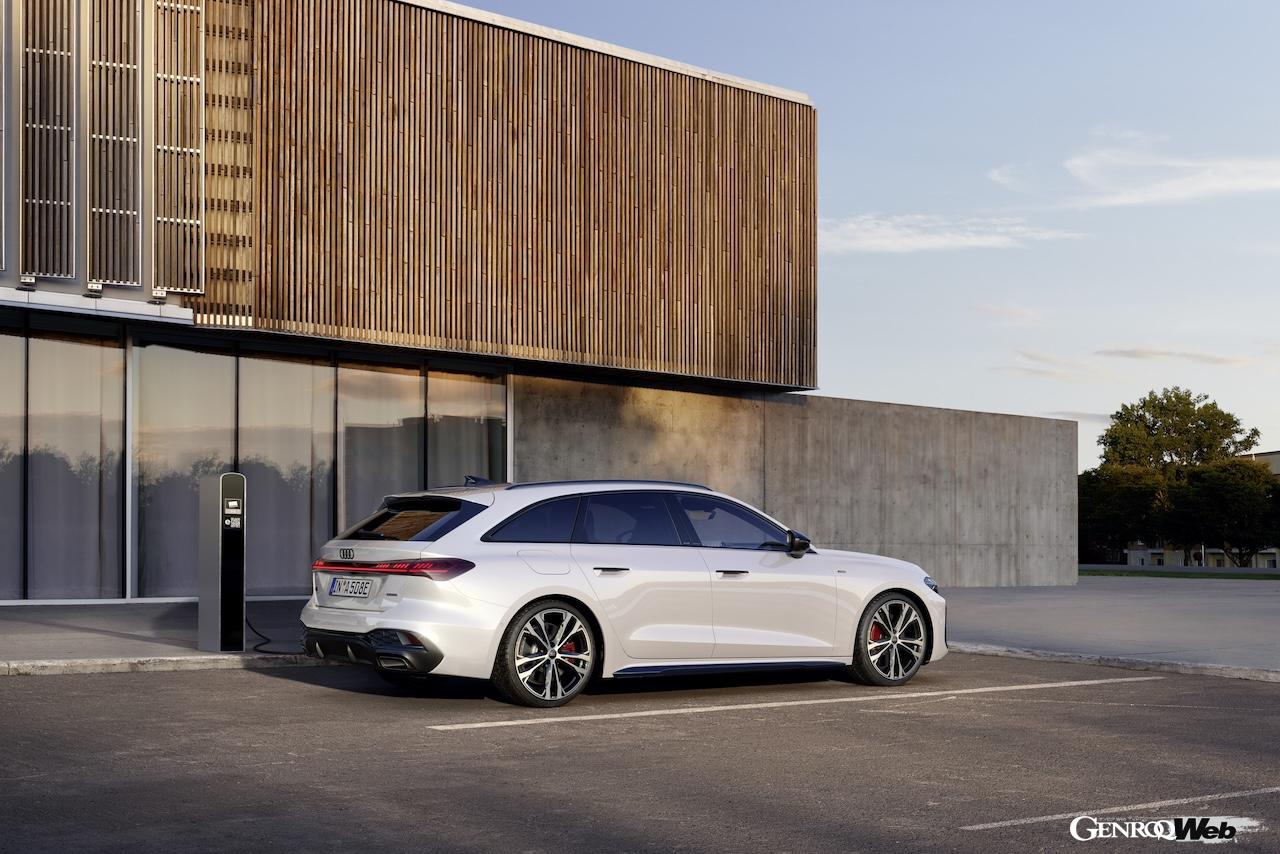 「アウディ A5 アバント e-hybrid quattro」の充電シーン。