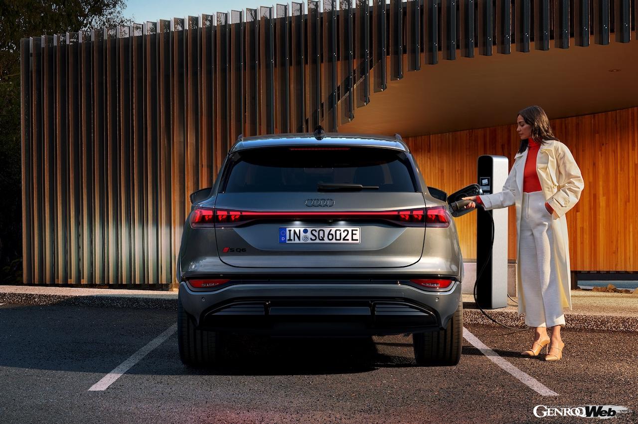日本導入がスタートした「アウディ SQ6 e-tron」の充電シーン。