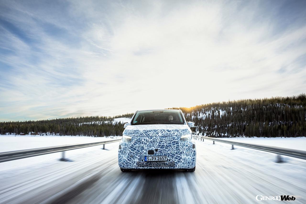 スウェーデンのアリエプローグにおいて、寒冷地テストを実施する、メルセデス・ベンツの次世代フル電動バン。