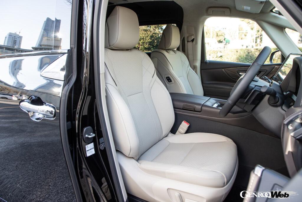 プレミアムナッパレザーが標準。もちろんパワーシートだ。