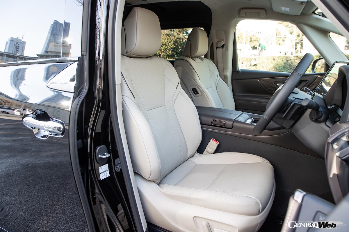 プレミアムナッパレザーが標準。もちろんパワーシートだ。