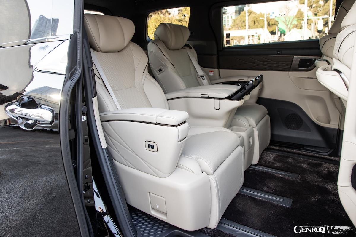 セカンドシートはオットマン付きのセパレートシートで、実に快適。PHEVはこの6人乗りエグゼクティブラウンズシートのみの設定となる。