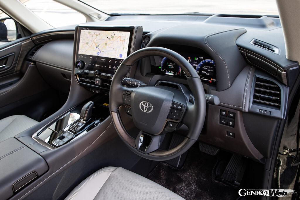 インパネもソフトな合成皮革で覆われる。センターのモニターは14インチだ。