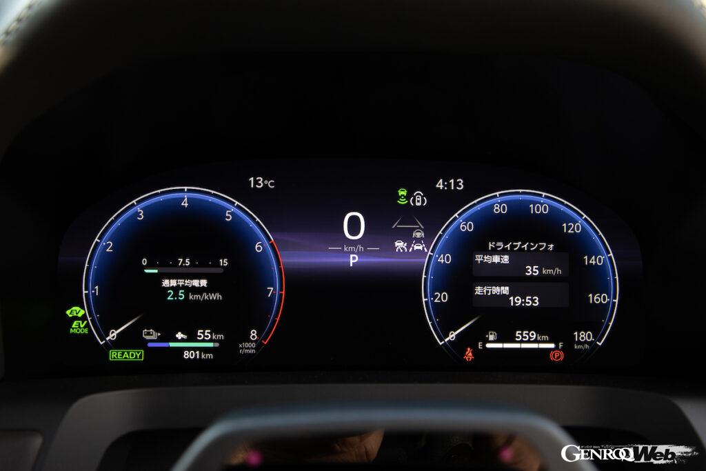 PHEVは左側のタコメーター内に電費やバッテリー残量、可能走行距離などが表示される。