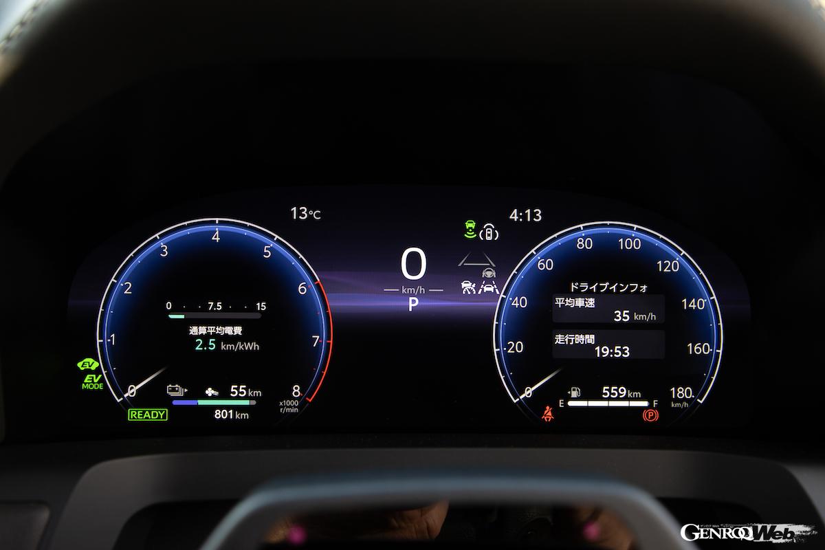 PHEVは左側のタコメーター内に電費やバッテリー残量、可能走行距離などが表示される。