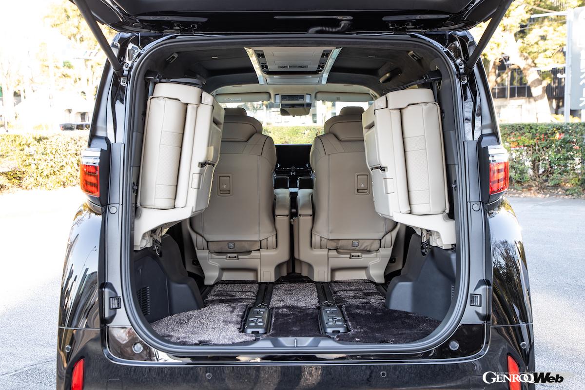 3列シートを格納すると、かなりのスペースの荷室が確保できる。