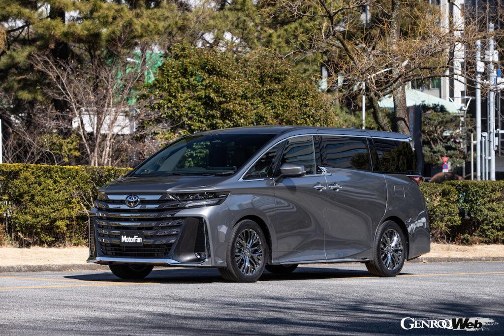 こちらはヴェルファイア。横基調のめっきグリルが特徴だ。