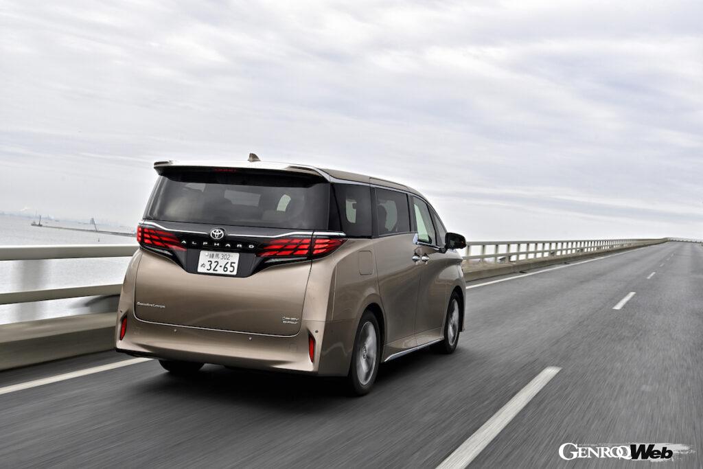 モーターのパワーは前後で236PS。約2.5tのボディを軽々と加速させる。