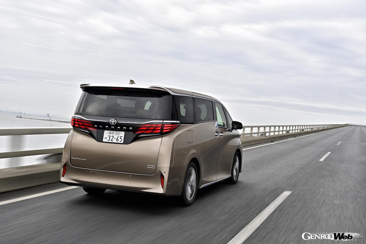 モーターのパワーは前後で236PS。約2.5tのボディを軽々と加速させる。