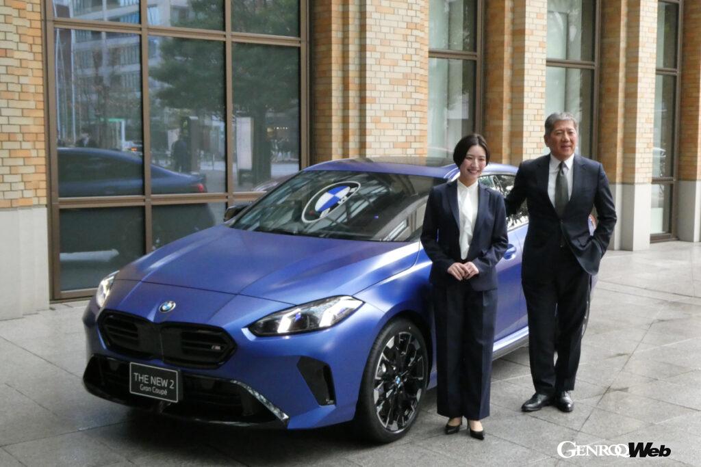 M235 xDrive グランクーペと長谷川正敏代表取締役社長(右)、伊藤瑠菜プロダクトマネジャー