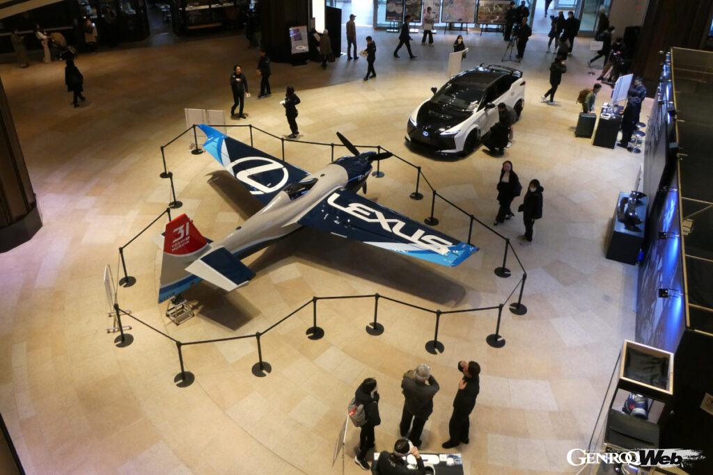 東京ミッドタウン日比谷のアトリウムで開催される展示会「LEXUS PATHFINDER AIR RACING -空と陸での挑戦-」。