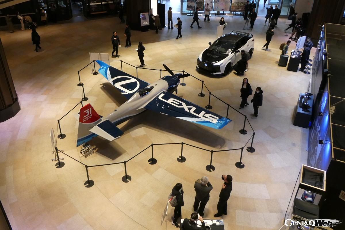 東京ミッドタウン日比谷のアトリウムで開催される展示会「LEXUS PATHFINDER AIR RACING -空と陸での挑戦-」。