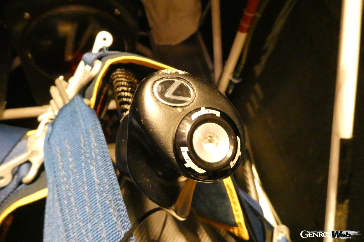 レクサスの刻印が入った操縦桿。