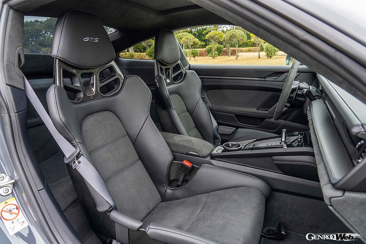GTSは2シーターが標準となる。試乗車にはオプションのカーボン製フルバケットシートが装備されたいた。