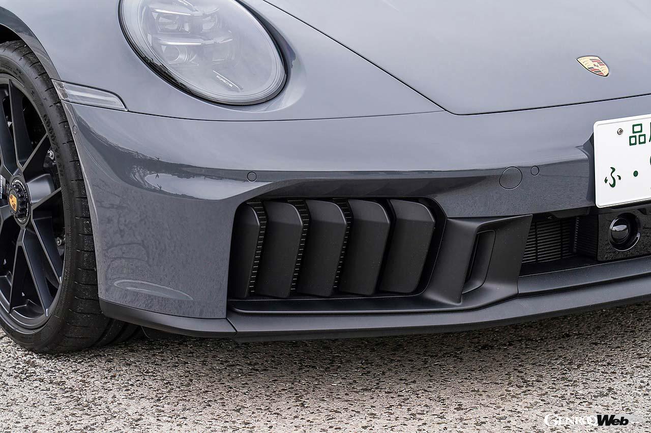 5枚のフラップを持つアダプティブエアインテークフラップを装備。状況に応じて空気の流れを自動制御し、エア流量を最適に保つ。