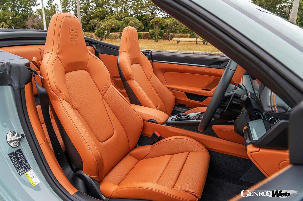 カブリオレでありながらリヤにもシートを備える。ウインドディフレクターを上げると100km/h近くでの風の巻き込みはごくわずか。