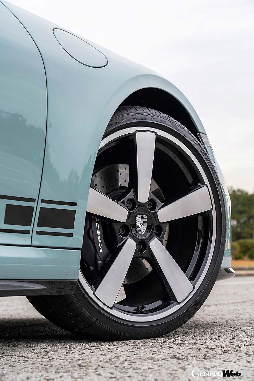 写真はオプションのカレラクラシックホイール。サイズはフロント20、リヤ21インチだ。