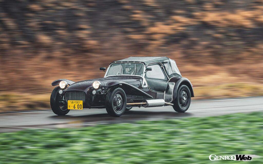 古き佳きイギリスのライトウェイトスポーツカーを頑なに堅守するスーパーセブン。オーナーもきちんとした英国風身なりで乗ってほしい。