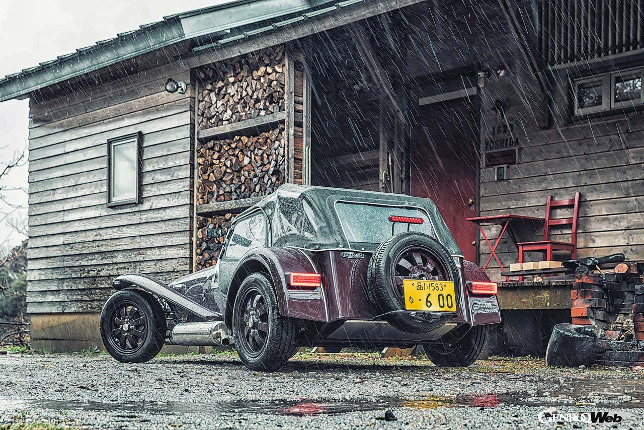 クラシカルなガレージで保管して、休日はワインディングを攻める。そんなライフスタイルが似合うのがスーパーセブン600だ。