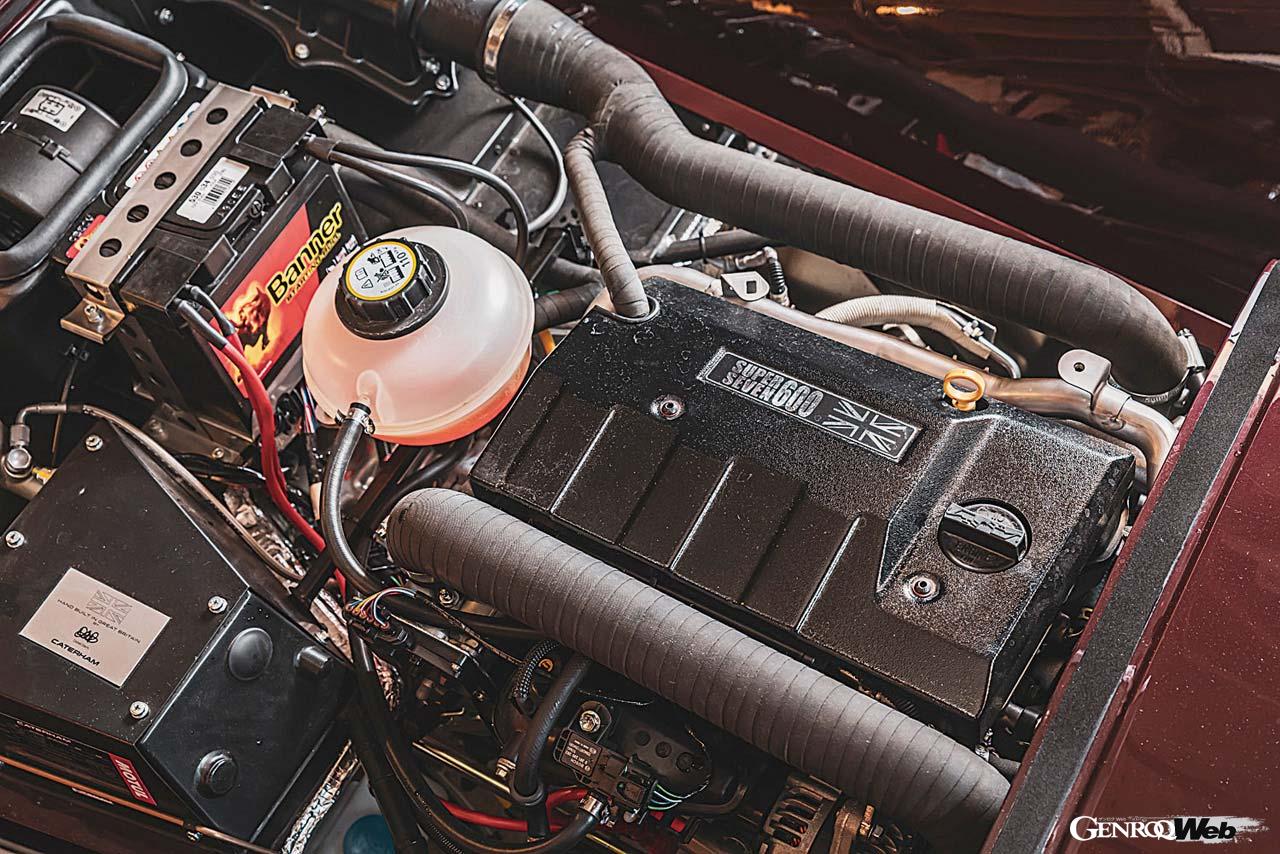 85PSを発生するスズキ製658cc直列3気筒エンジンを搭載。車重はわずか440kgなので、痛快なドライビングが楽しめる。装着タイヤはもちろんエイヴォン。