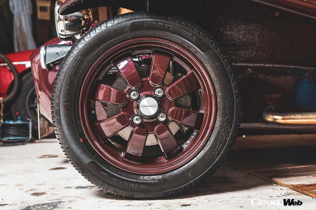 85PSを発生するスズキ製658cc直列3気筒エンジンを搭載。車重はわずか440kgなので、痛快なドライビングが楽しめる。装着タイヤはもちろんエイヴォン。