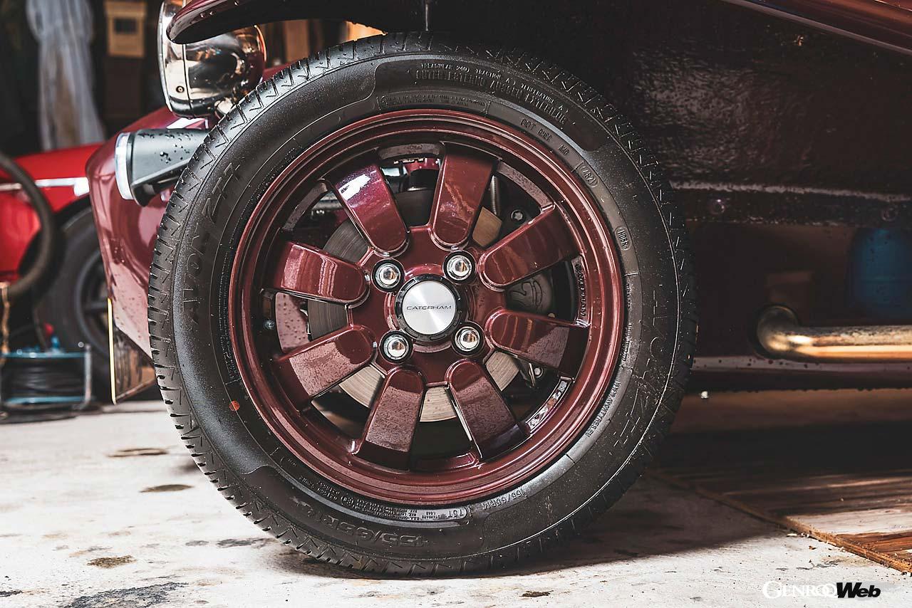 85PSを発生するスズキ製658cc直列3気筒エンジンを搭載。車重はわずか440kgなので、痛快なドライビングが楽しめる。装着タイヤはもちろんエイヴォン。