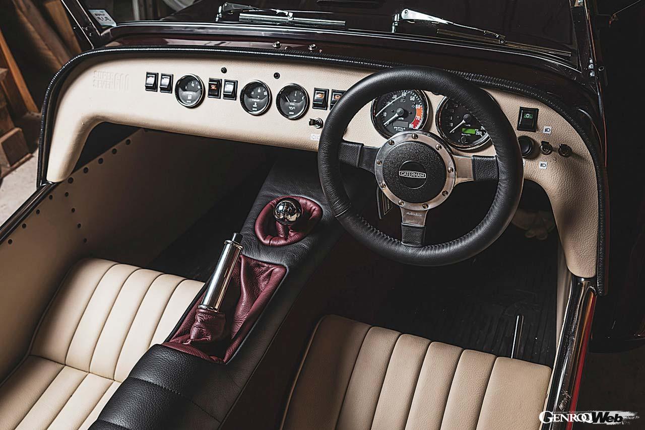 ブラックレザーのモトリタ製ステアリングなど英国クラシックのセンスが光るインテリア。数多用意されるカラーオプションからインテリアカラーはオーダー可能。