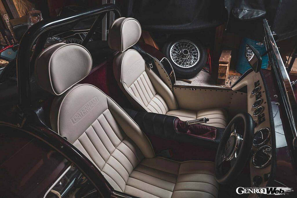 ブラックレザーのモトリタ製ステアリングなど英国クラシックのセンスが光るインテリア。数多用意されるカラーオプションからインテリアカラーはオーダー可能。