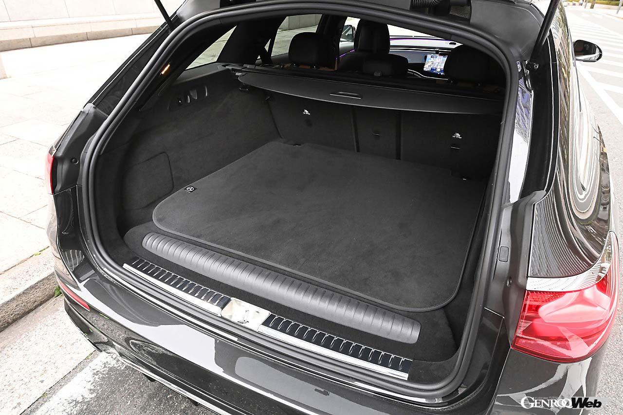 純エンジン車のEクラスよりフロアの高さがやや気になるが、荷室容量は通常時460リットルと十分な積載性を誇る。