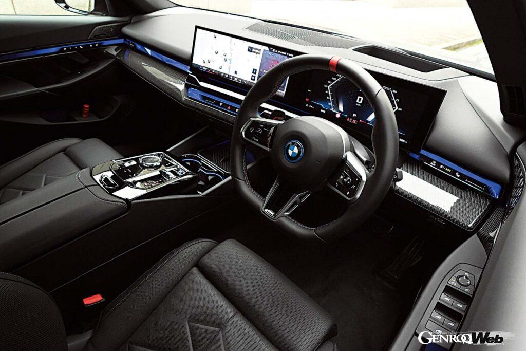 Mのロゴが映し出されるM専用ディスプレイを採用する。MY MODESで好みの走りのモードに切替が可能だ。シートはヴィーガンレザーを使用している。