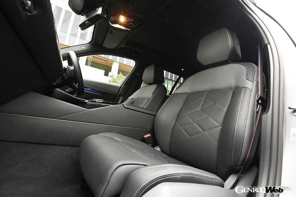 Mのロゴが映し出されるM専用ディスプレイを採用する。MY MODESで好みの走りのモードに切替が可能だ。シートはヴィーガンレザーを使用している。