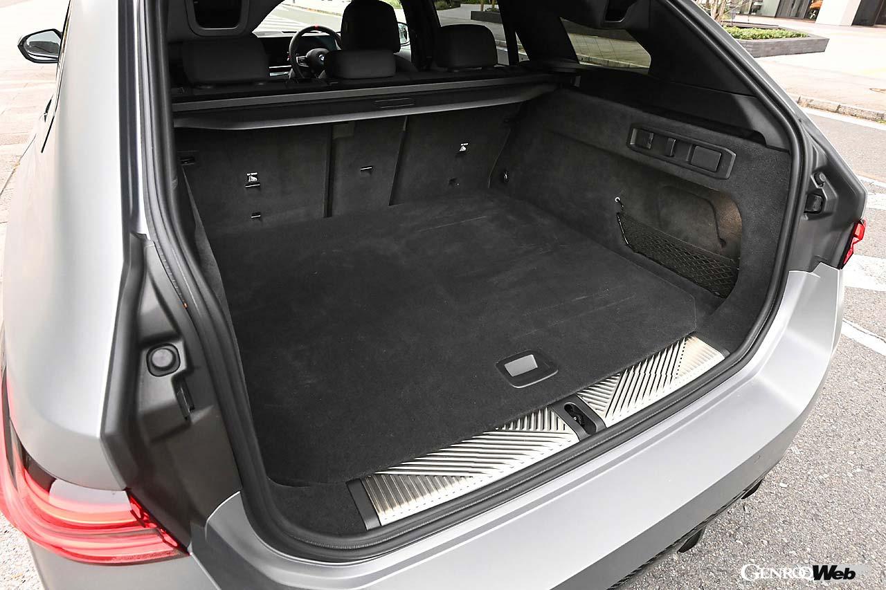 床下収納も備える使い勝手の良いラゲッジルーム。通常時570リットルの荷室容量のため様々な用途に使えるだろう。