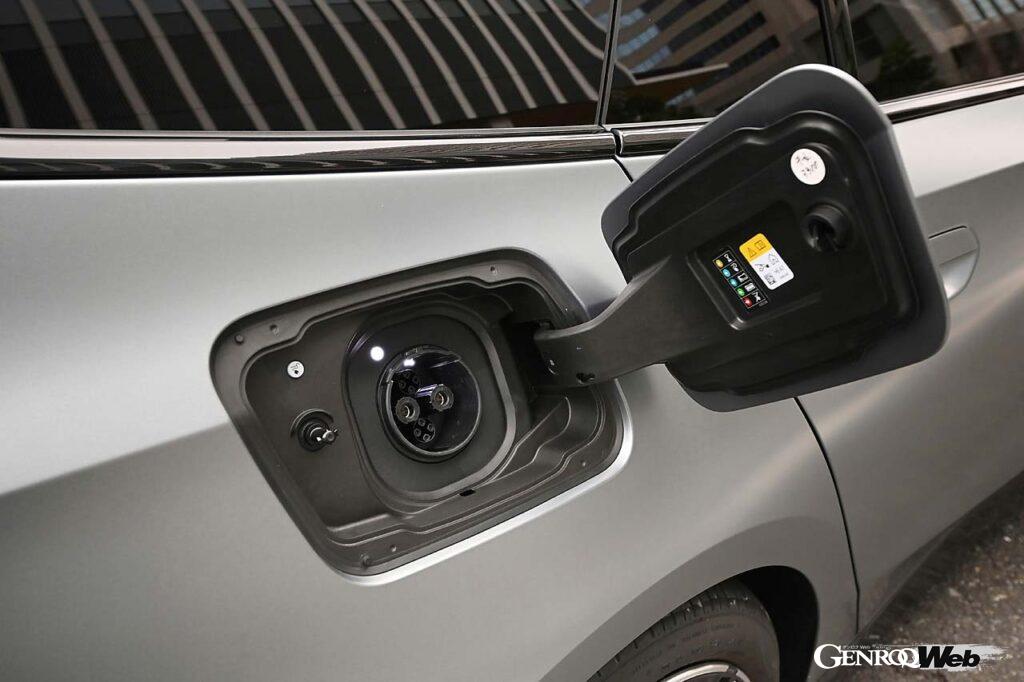 CHAdeMOに対応した急速充電口はボディ右側のリヤタイヤ上に設置される。